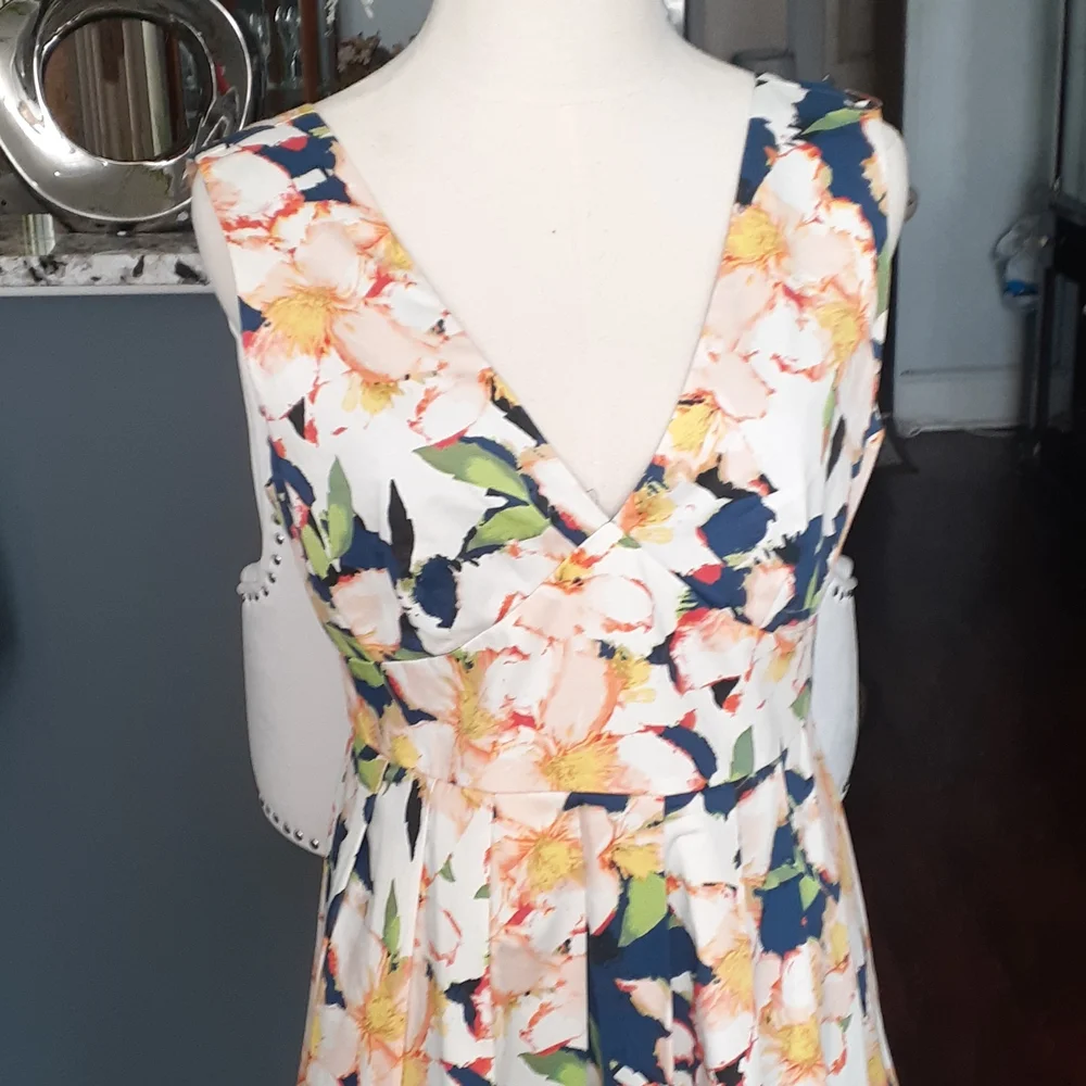 J.crew Cottagecore  fit and flare  floral vneck  dress size 8 - Picture 3 of 17